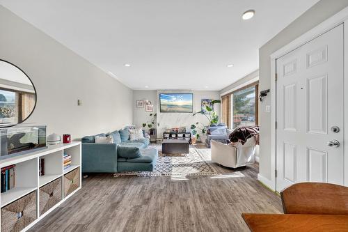 420 Hardie Road, Kelowna, BC - Indoor Photo Showing Living Room