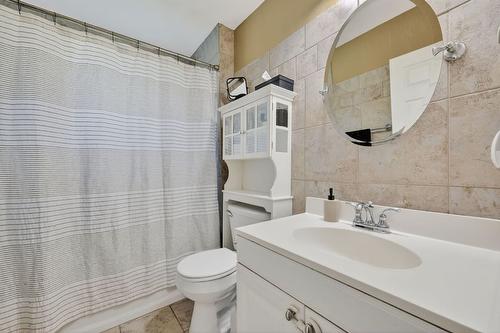 420 Hardie Road, Kelowna, BC - Indoor Photo Showing Bathroom