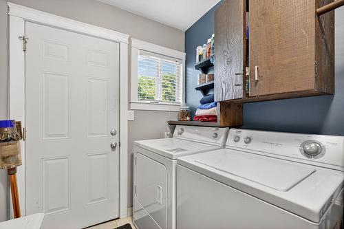 420 Hardie Road, Kelowna, BC - Indoor Photo Showing Laundry Room