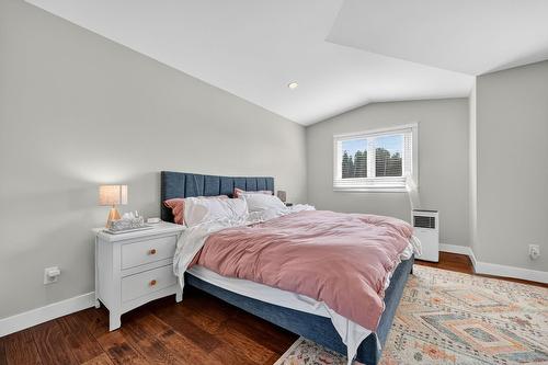 420 Hardie Road, Kelowna, BC - Indoor Photo Showing Bedroom