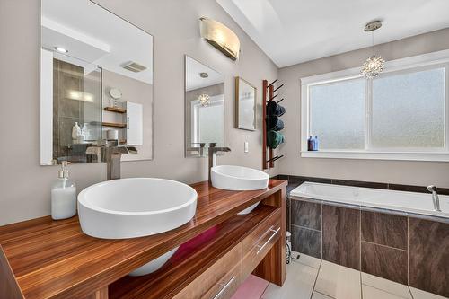 420 Hardie Road, Kelowna, BC - Indoor Photo Showing Bathroom