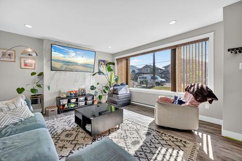 420 Hardie Road, Kelowna, BC - Indoor Photo Showing Living Room