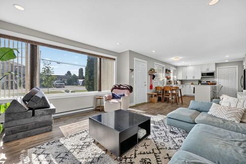420 Hardie Road, Kelowna, BC - Indoor Photo Showing Living Room