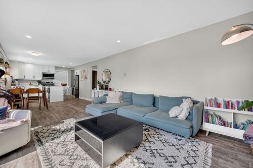 420 Hardie Road, Kelowna, BC - Indoor Photo Showing Living Room