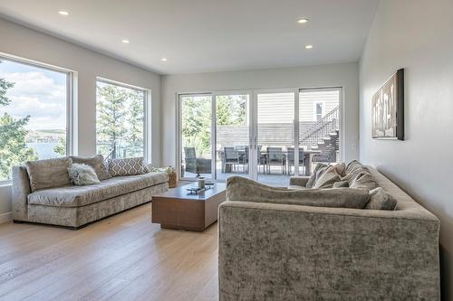 13980 Ponderosa Way, Coldstream, BC - Indoor Photo Showing Living Room