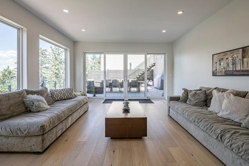 13980 Ponderosa Way, Coldstream, BC - Indoor Photo Showing Living Room