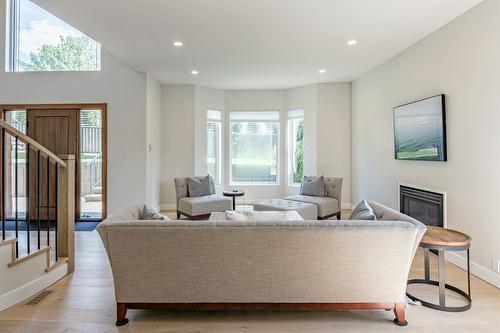 13980 Ponderosa Way, Coldstream, BC - Indoor Photo Showing Living Room
