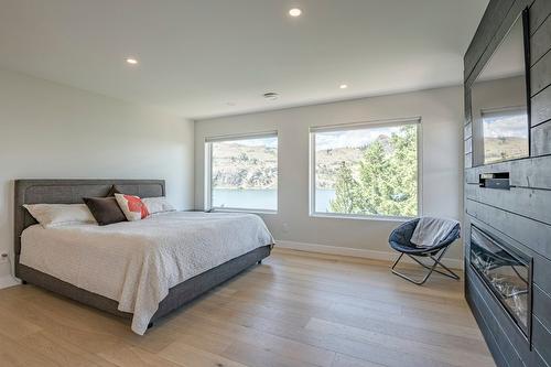 13980 Ponderosa Way, Coldstream, BC - Indoor Photo Showing Bedroom