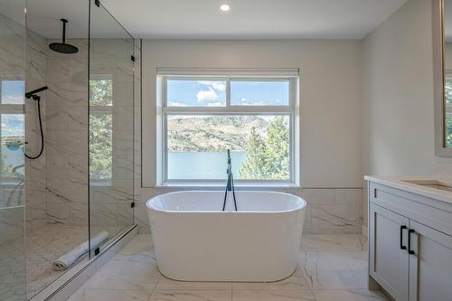 13980 Ponderosa Way, Coldstream, BC - Indoor Photo Showing Bathroom