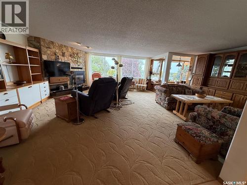8 275 Alpine Crescent, Swift Current, SK - Indoor Photo Showing Living Room
