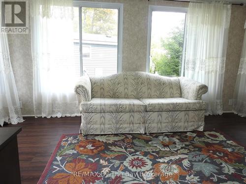 5 Nipagon Circle, Wasaga Beach, ON - Indoor Photo Showing Living Room