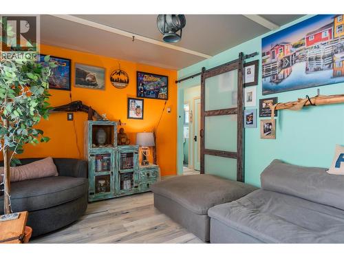 936 Thackeray Street, Warfield, BC - Indoor