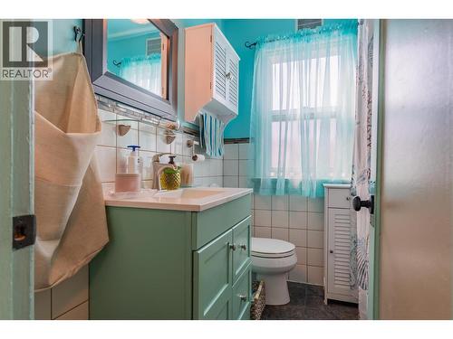 936 Thackeray Street, Warfield, BC - Indoor Photo Showing Bathroom