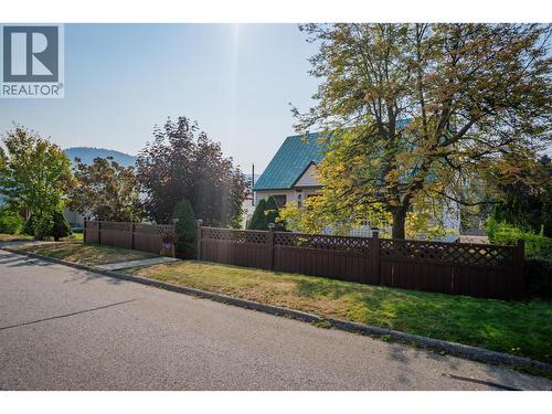 936 Thackeray Street, Warfield, BC - Outdoor