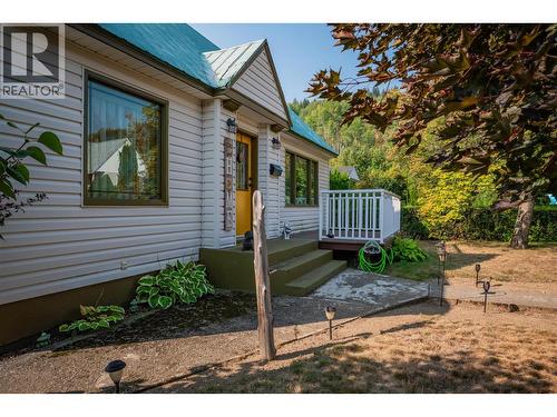 936 Thackeray Street, Warfield, BC - Outdoor