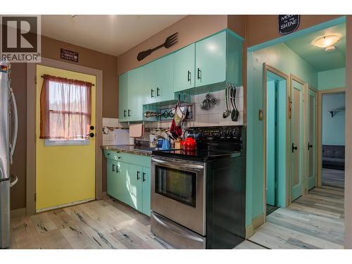 936 Thackeray Street, Warfield, BC - Indoor Photo Showing Kitchen
