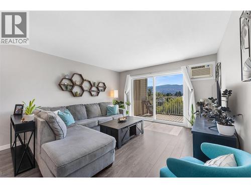 3163 Richter Street Unit# 413, Kelowna, BC - Indoor Photo Showing Living Room