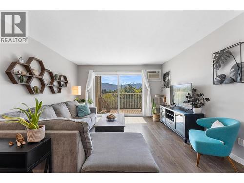 3163 Richter Street Unit# 413, Kelowna, BC - Indoor Photo Showing Living Room