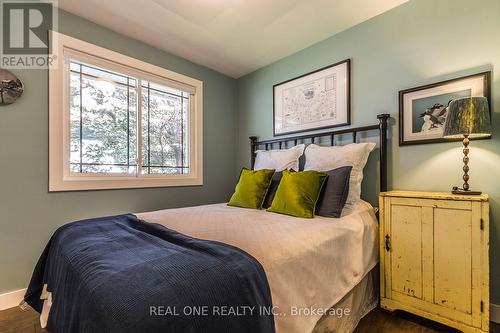 5222 Bromley Road, Burlington, ON - Indoor Photo Showing Bedroom