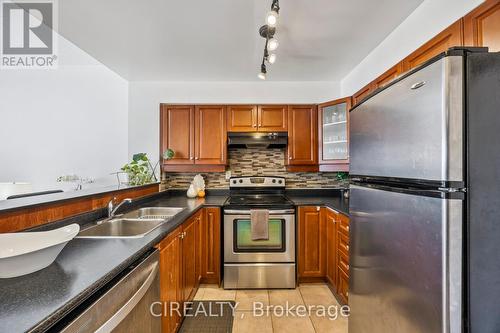 413 - 4200 Bathurst Street, Toronto, ON - Indoor Photo Showing Kitchen With Stainless Steel Kitchen With Double Sink