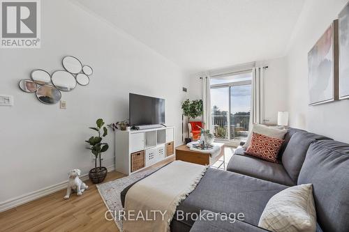 413 - 4200 Bathurst Street, Toronto, ON - Indoor Photo Showing Living Room