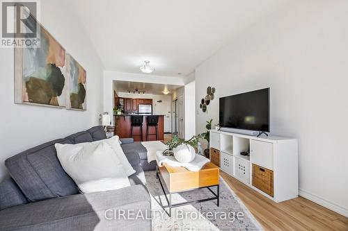 413 - 4200 Bathurst Street, Toronto, ON - Indoor Photo Showing Living Room