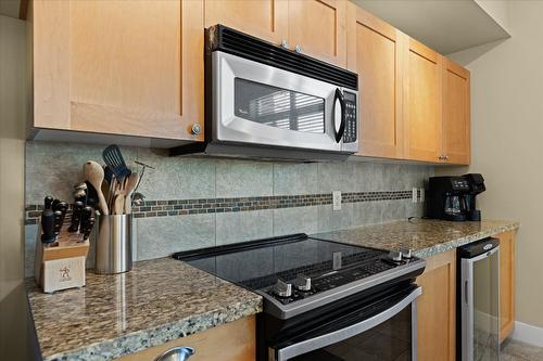 301-4205 Gellatly Road, West Kelowna, BC - Indoor Photo Showing Kitchen