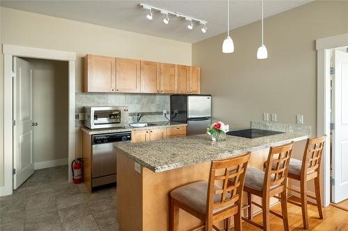 301-4205 Gellatly Road, West Kelowna, BC - Indoor Photo Showing Kitchen