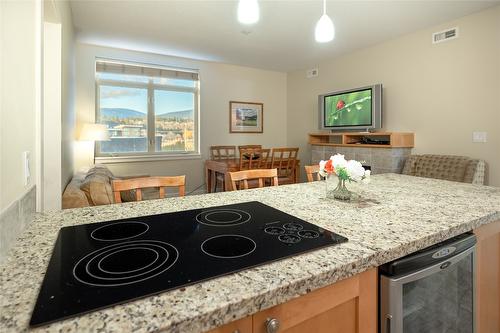 301-4205 Gellatly Road, West Kelowna, BC - Indoor Photo Showing Kitchen