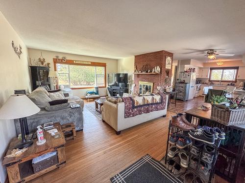 1405 12Th Avenue, Cranbrook, BC - Indoor Photo Showing Living Room With Fireplace