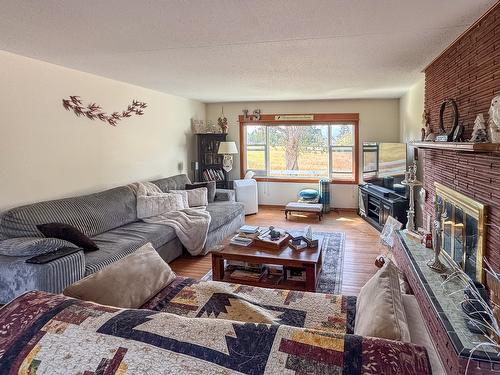 1405 12Th Avenue, Cranbrook, BC - Indoor Photo Showing Living Room With Fireplace