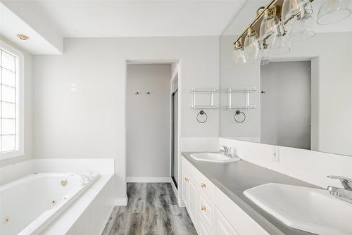 1180 Ray Road, Kelowna, BC - Indoor Photo Showing Bathroom