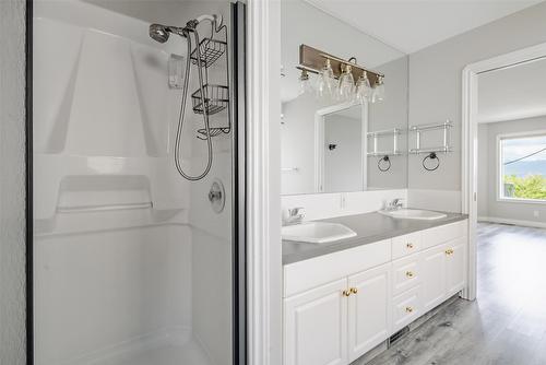 1180 Ray Road, Kelowna, BC - Indoor Photo Showing Bathroom