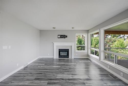 1180 Ray Road, Kelowna, BC - Indoor Photo Showing Living Room With Fireplace