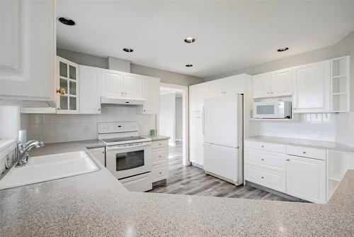 1180 Ray Road, Kelowna, BC - Indoor Photo Showing Kitchen