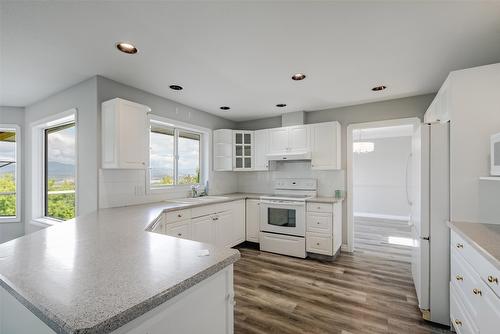 1180 Ray Road, Kelowna, BC - Indoor Photo Showing Kitchen