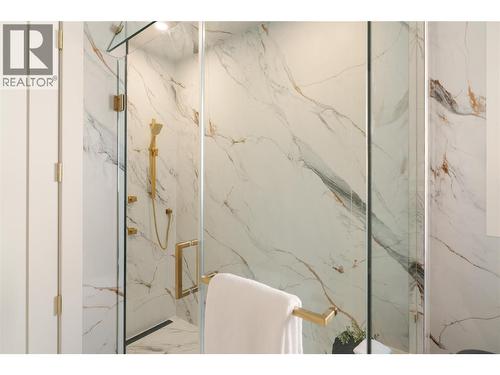 1016 Emslie Street, Kelowna, BC - Indoor Photo Showing Bathroom