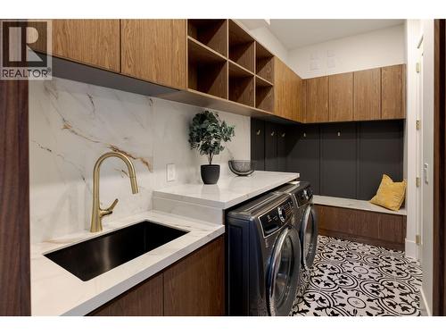 1016 Emslie Street, Kelowna, BC - Indoor Photo Showing Laundry Room