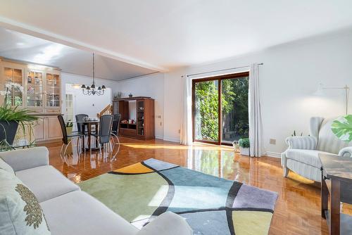 Living room - 53 Rue Chartres, Dollard-Des-Ormeaux, QC - Indoor Photo Showing Living Room