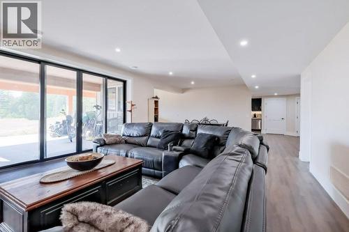 7839 Falcon Ridge Crescent, Kelowna, BC - Indoor Photo Showing Living Room