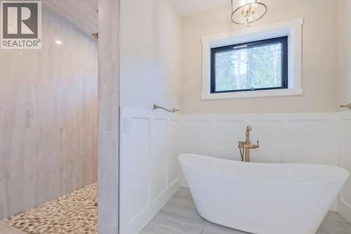 7839 Falcon Ridge Crescent, Kelowna, BC - Indoor Photo Showing Bathroom