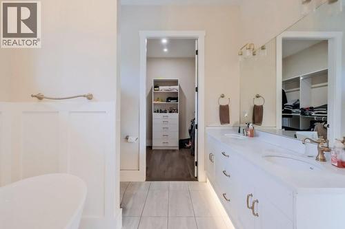 7839 Falcon Ridge Crescent, Kelowna, BC - Indoor Photo Showing Bathroom