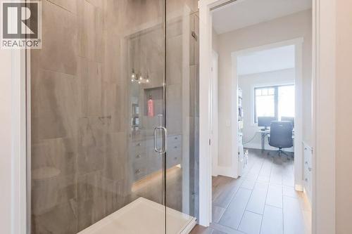 7839 Falcon Ridge Crescent, Kelowna, BC - Indoor Photo Showing Bathroom