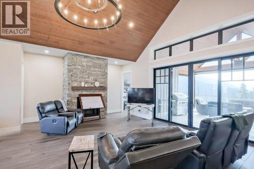 7839 Falcon Ridge Crescent, Kelowna, BC - Indoor Photo Showing Living Room
