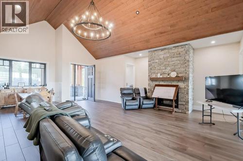 7839 Falcon Ridge Crescent, Kelowna, BC - Indoor Photo Showing Living Room