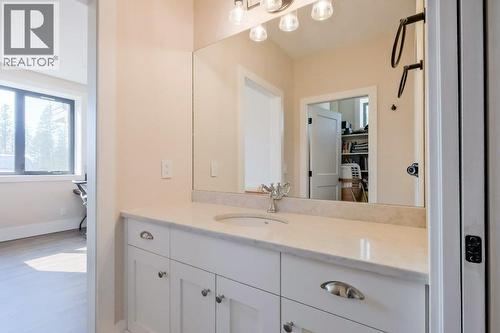 7839 Falcon Ridge Crescent, Kelowna, BC - Indoor Photo Showing Bathroom