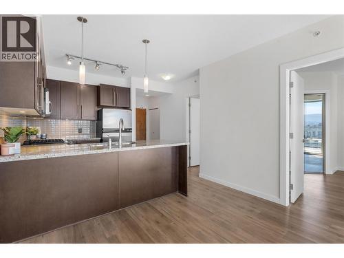 1075 Sunset Drive Unit# 1404, Kelowna, BC - Indoor Photo Showing Kitchen