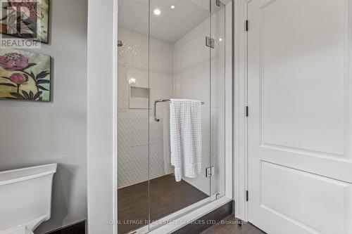Contemporary Three-Piece Bath with Separate Shower - 335 Lakeshore Road W, Oakville, ON - Indoor Photo Showing Other Room