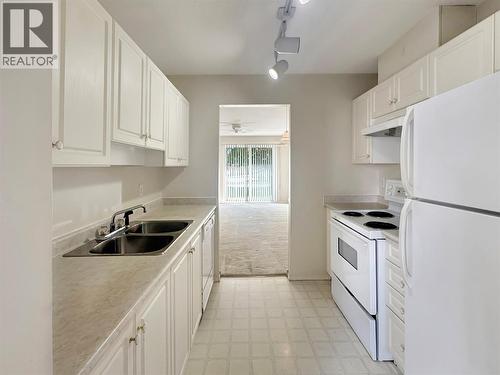 1004 23 Avenue N Unit# 113, Cranbrook, BC - Indoor Photo Showing Kitchen With Double Sink