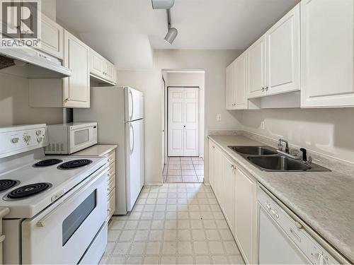 1004 23 Avenue N Unit# 113, Cranbrook, BC - Indoor Photo Showing Kitchen With Double Sink